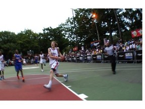 Kevin Love drives to the hoop in Adam Yauch’s 2008 documentary Gunnin’ for That #1 Spot. The film screens July 8 at 9 p.m. at Place de la paix as part of the Cinéma urbain à la belle étoile series.