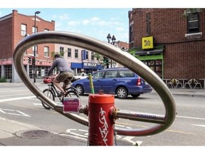 Metal rings, each with four valves to drink from, have been attached to fire hydrants at de Brébeuf St. and Mont-Royal Ave. and at Mont-Royal and St-Laurent Blvd. The devices will be moved around the Plateau every two weeks, being placed on a total of 10 hydrants.