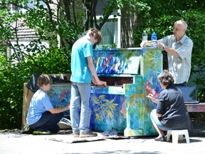The Pienkowski-Delikat family painted the piano at the Pierrefonds Cultural Centre.