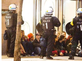 The police tactic of “kettling” and engaging in mass arrests of protesters has been criticized by the Ménard Commission investigating police actions during the 2012 student protests.