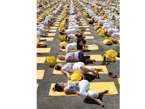 Lolë White Tour Montréal 2014 – Nearly 6000 people practice yoga