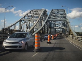 There will be one lane open in each direction on the Mercier Bridge from Friday at 10 p.m. to Monday at noon.