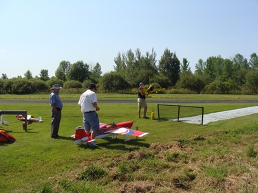 Having fun with model airplanes in Pierrefonds.