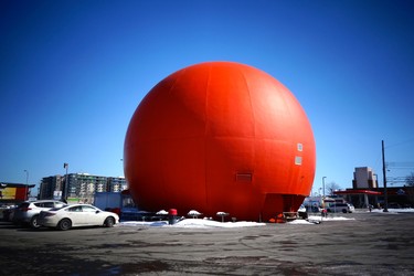 Last week stopper at the Orange Julip it's been years. I have never met a person who does not smile when they see the big Orange Ball.