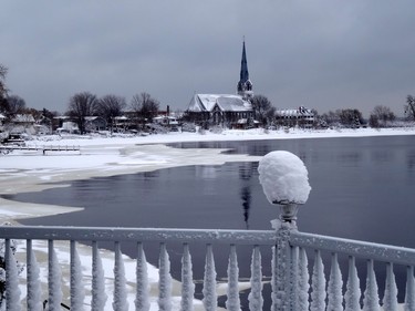 This Pointe-Claire Village photo was taken on December 11th -- the day after the first big snow fall.  It's a peaceful view, the photo almost looks like a painting.