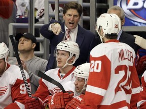 Detroit Red Wings coach Mike Babcock talks to his team during game against the Blackhawks in Chicago on March 16, 2014.