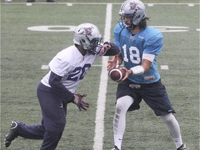 Alouettes quarterback Jonathan Crompton  hands off to Tyrell Sutton during practice in St Léonard on Oct. 16, 2014.