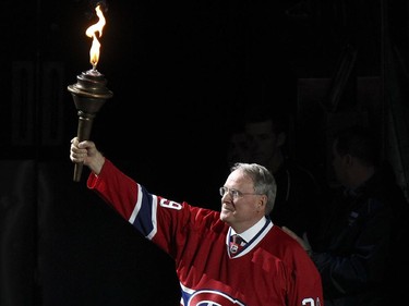 Former Montreal Canadiens goaltender Ken Dryden raises the torch during ceremony prior to home opener against the Boston Bruins in Montreal Thurssday October 16, 2014.