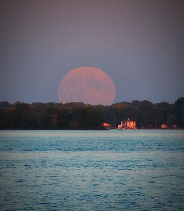 Red Moon Rise, on the water front of lac des deux-montagnes in Vaudreuil-Dorion