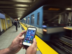 smart phone metro Montreal