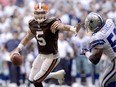 Cleveland Browns quarterback Jeff Garcia, now an Alouettes coach, avoids Dallas Cowboys linebacker Dexter Coakley during NFL game on Sept. 19, 2004.