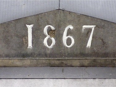 A keystone marks the date.