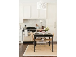 The family wanted to be able to sit down
at a table in the kitchen, which had been
dominated by a huge island. The Aga stove
is very modern but adds a vintage feel.