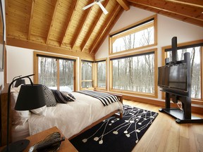 Deep comfort amid luxurious surroundings characterizes the lodgings
at Tremblant Living: a bedroom with
a stunning view (and Netflix).