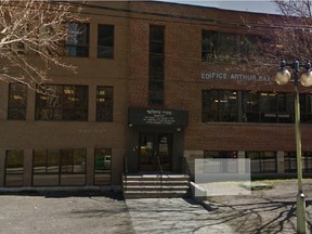 Draped in a flag of Quebec, a middle-aged man tried to enter ultra-Orthodox Jewish day school Yeshiva Gedola on Thursday, Jan 29, claiming he wanted to 'liberate' its students.