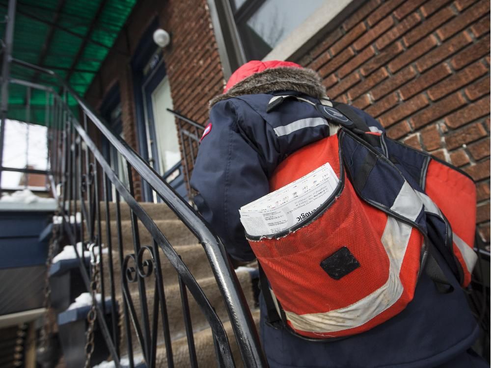 police-persuade-postal-workers-to-end-demonstration-in-laval-montreal