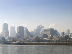 MONTREAL, QUE.; DECEMBER 19, 2009--Haze hungs over downtown Montreal on a sunny Saturday, December 19, 2009 as the city was under an Environment Canada-issued smog alert.  Photo taken from Ile Ste. Helene.(THE GAZETTE/John Mahoney)