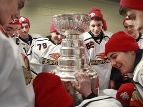 The Pierrefonds Vicomtes Midget A team was in for a big surprise on January 28, 2015. The Stanley Cup was on display for their enjoyment prior to their evening game at the Sportplexe in Pierrefonds, west of Montreal.