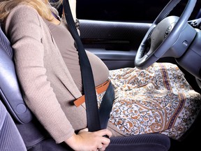 Pregnant women wear seatbelts in the car