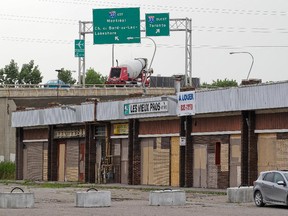 Boarded-up strip mall at 10 Donegani in Pointe Claire, west of Montreal.           (John Mahoney/MONTREAL GAZETTE)