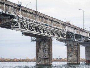 Additional support structures underneath the Champlain Bridge.