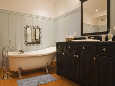 The bathroom in the extension may be equipped with modern fixtures but the old-fashioned look is cleverly preserved by the claw-foot bathtub.