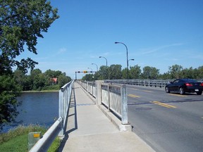 Ile-Bizard Bridge, linking Ile-Bizard to Pierrefonds. Roadwork will close right lane southbound for four weekends in July 2015.