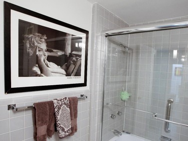 A large photograph of Marilyn Monroe adorns the bathroom wall.