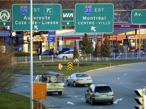 DORVAL, DEC 11/01- Afternoon traffic makes its way around Dorval circle.  PHOTO DAVE SIDAWAY/CITY