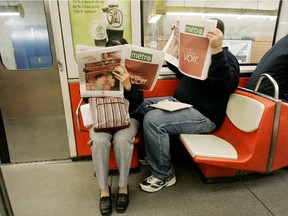 Métro passengers catch up with the day's news.