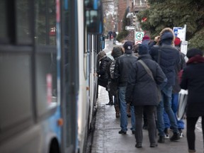 If transit users have a complaint about a bus driver who arrives too early, they should communicate with STM customer service.