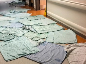 Following a flood in one of the hallways of the MUHC Glenn site, housekeeping staff threw bed pads on the floor to absorb some of the sewer water.