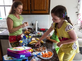 Dietitian Janice Cohen and her children, Evah and Solomon Dab, make lunches together: "They are more likely to eat something they chose themselves."