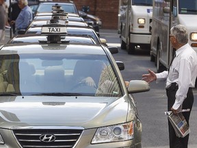 Taxi drivers are asking for more than $1.3 billion in compensation for the loss in value of their permits and their buyback following the arrival of Uber on the Quebec market.