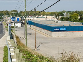Closed since 2014 after relocating to new premises, the old Rona store on Don Quichotte Blvd. in Ile-Perrot is being demolished. A multi-storey seniors' residence will be built on the site.