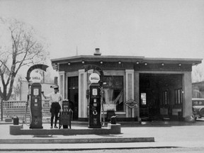 Garage Blondin 290 Bord-du-Lac circa 1932.   (photo courtesy of Société pour la sauvegarde du patrimoine de Pointe-Claire.)