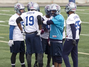 Alouettes new quarterback Kevin Glenn, blue jersey, with his new teammates during practice in Montreal on Thursday October 15, 2015. (Pierre Obendrauf / MONTREAL GAZETTE)