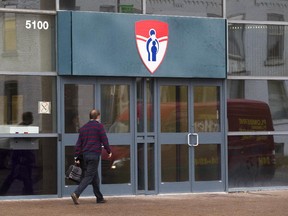 MONTREAL, QUE.: October 28, 2015 -- A man enters the MUHC building on deMaisonneuve St. in the Notre-Dame-de-Grace district of Montreal Wednesday October 28, 2015. (Dave Sidaway / MONTREAL GAZETTE)