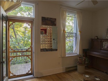 A front room leading to the front porch. (John Kenney / MONTREAL GAZETTE)