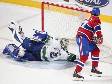 Montreal Canadiens left wing Max Pacioretty (67) scores the second goal against Vancouver Canucks goalie Jacob Markstrom (25) during second period National Hockey League action Monday, November 16, 2015 in Montreal.