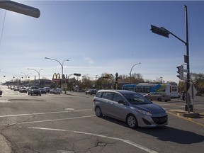 Street camera, far right, overlooking the intersection of Sources and Pierrefonds Blvds. in Pierrefonds-Roxboro on Saturday October 31, 2015. (Pierre Obendrauf / MONTREAL GAZETTE)