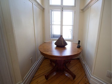 An antique table fills a nook.  (Allen McInnis / MONTREAL GAZETTE)