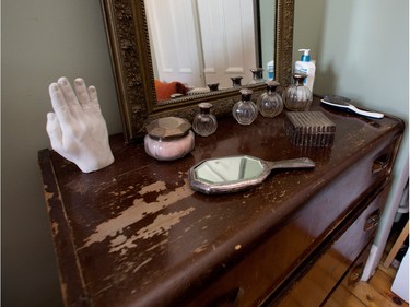 Antiques as decor in then bedroom.  (Allen McInnis / MONTREAL GAZETTE)