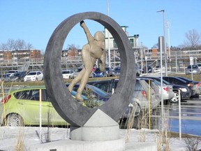 Statue of Sylvie Daigle next to the palais des sports de Sherbrooke.