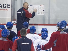 Canadiens head coach Michel Therrien speaks strategy with his troops, during Montreal Canadiens practice at the Bell Sports Complex in Brossard on Tuesday December 8, 2015. (Pierre Obendrauf / MONTREAL GAZETTE)