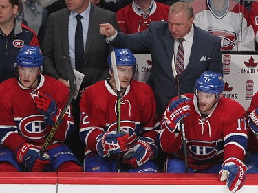 Montreal Canadiens head coach Michel Therrien speaks with players Daniel Carr (43), Brian Flynn (32), Torrey Mitchell (17) and Max Pacioretty (67) during third period NHL action in Montreal on Thursday January 14, 2016.