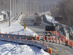 Traffic is diverted for construction on Highway 40 eastbound just before the Ile aux Tourtes Bridge west of Montreal, Monday January 4, 2016.   (Phil Carpenter / MONTREAL GAZETTE).