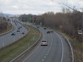 Highway 20 eastbound as it passes through Beaconsfield. Transport Quebec has offered to pay 75-per-cent of costs for a sound wall on the south side of the highway. (Peter McCabe / MONTREAL GAZETTE)