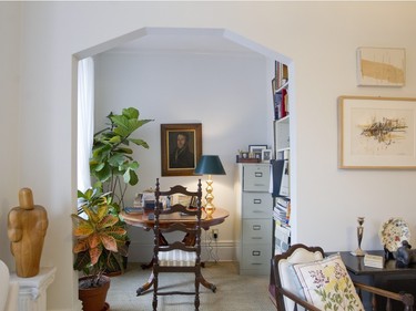 A nook that was converted into a home office.  (Phil Carpenter / MONTREAL GAZETTE).