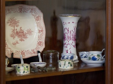Antiques in a cabinet. (Phil Carpenter / MONTREAL GAZETTE).